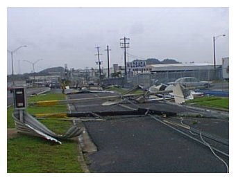 Postes De Energ�a El�ctrica Cierran El Paso